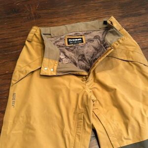 Dakine Ski and snowboarding Goretex shell pants.
